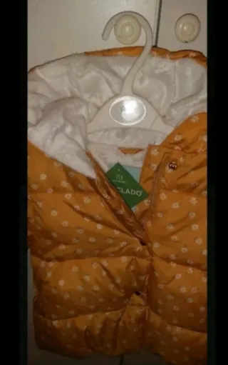 Cappotto giallo con stampa floreale