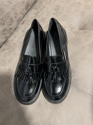 Zapatos negros de charol con flecos