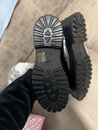 Zapatos negros de charol con flecos