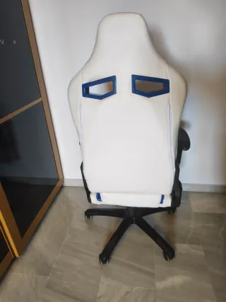 Silla gaming blanca y azul