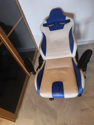 Silla gaming blanca y azul
