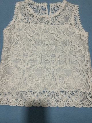 Blusa blanca de encaje sin mangas