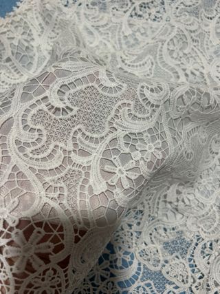 Blusa blanca de encaje sin mangas