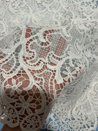 Blusa blanca de encaje sin mangas