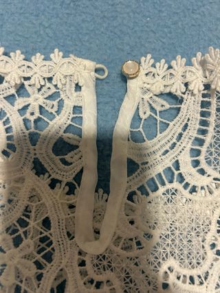 Blusa blanca de encaje sin mangas