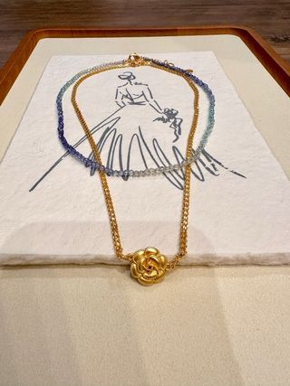 Collar piedra brillante y rosa dorada