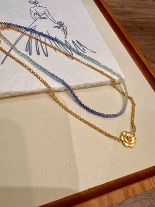 Collar piedra brillante y rosa dorada