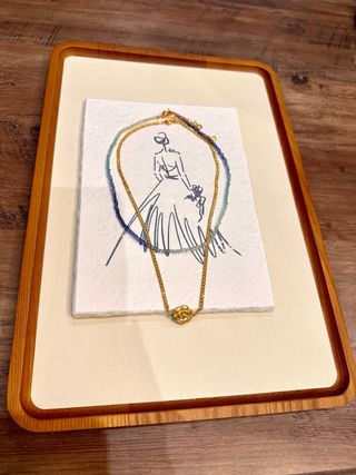 Collar piedra brillante y rosa dorada