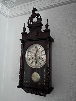 Reloj de péndulo antiguo