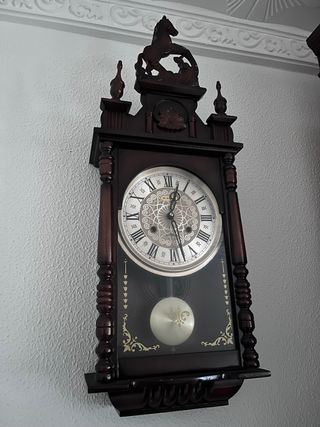 Reloj de péndulo antiguo