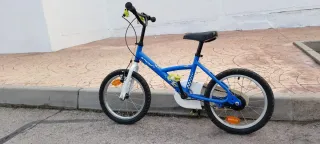 Bicicleta infantil azul y blanca