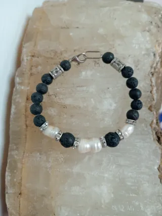 Pulsera Perlas Semi-Barrocas y Lava Volcánica