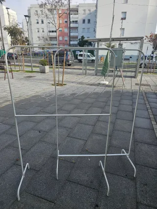 Burro para ropa de metal blanco