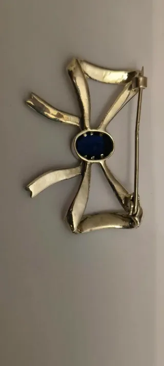 Alfinete de peito antigo com pedra azul