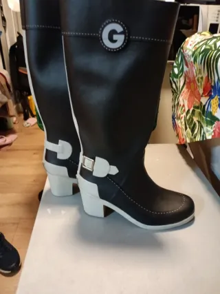 Botas de lluvia Guess negras y blancas