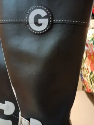Botas de lluvia Guess negras y blancas