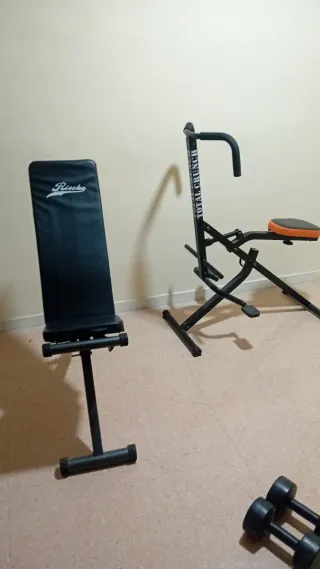 Banco de pesas y máquina de abdominales