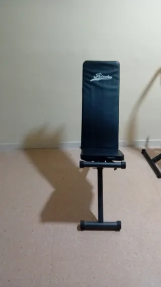 Banco de pesas y máquina de abdominales