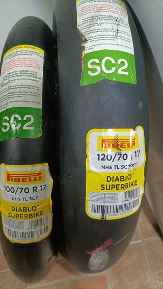 Slicks moto3 Pirelli