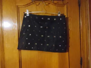 Falda negra con tachuelas metalicas