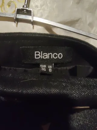 Falda negra con tachuelas metalicas