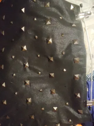 Falda negra con tachuelas metalicas