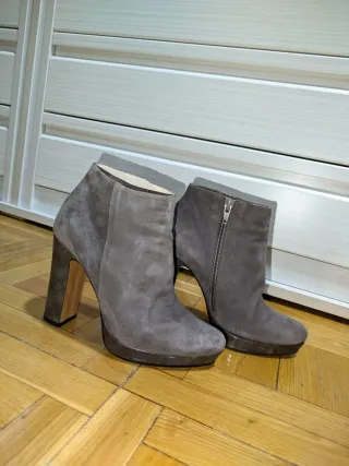 Botines grises de ante con tacón