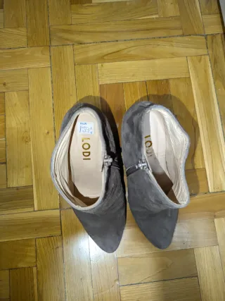 Botines grises de ante con tacón