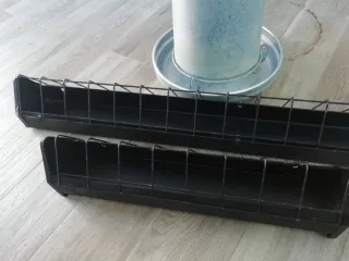 Comederos de metal para animales.