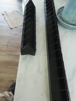 Comederos de metal para animales.