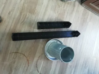 Comederos de metal para animales.