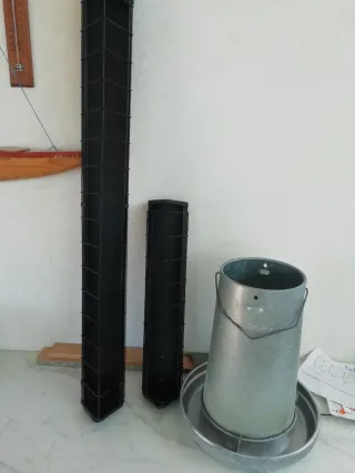 Comederos de metal para animales.