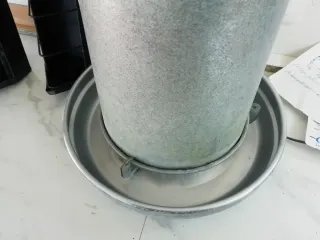 Comederos de metal para animales.