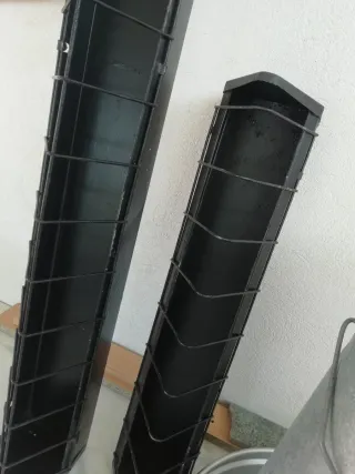 Comederos de metal para animales.