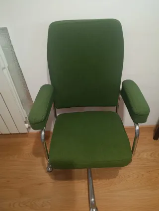 Silla de oficina verde con base metálica