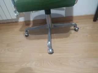 Silla de oficina verde con base metálica