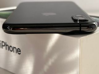 iPhone XS 64GB con accesorios en buen estado.