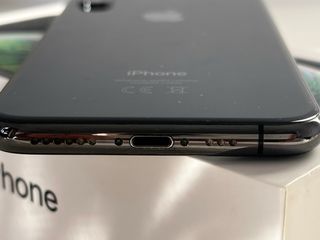 iPhone XS 64GB con accesorios en buen estado.