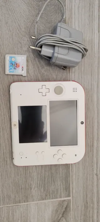 Nintendo 2DS con caricatore e gioco. Leggere!
