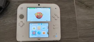 Nintendo 2DS con caricatore e gioco. Leggere!