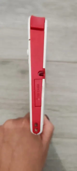 Nintendo 2DS con caricatore e gioco. Leggere!