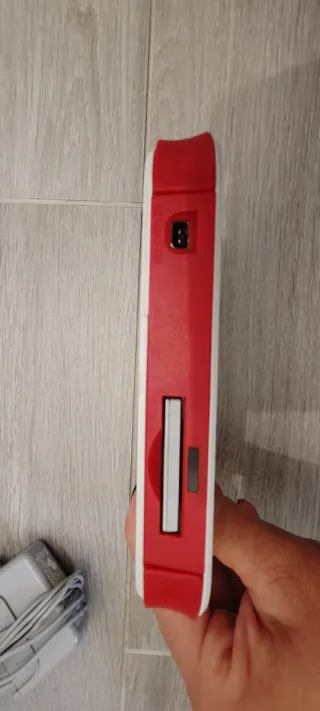 Nintendo 2DS con caricatore e gioco. Leggere!