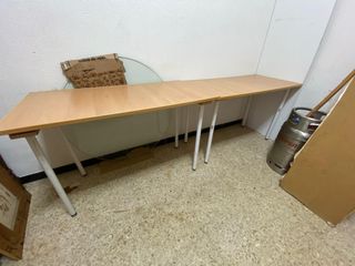 Se venden dos mesas color beige, patas blancas.