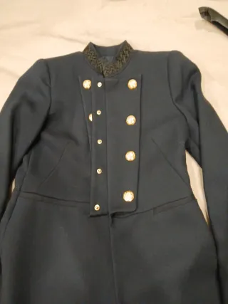 Abrigo Zara azul con botones dorados