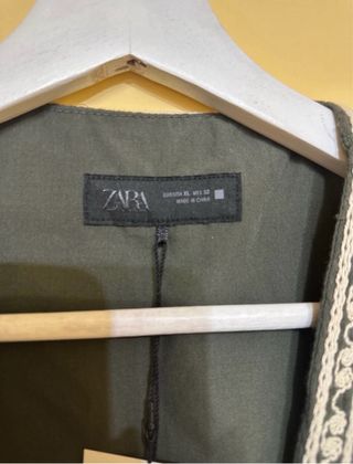 Chaleco Zara bordado verde militar