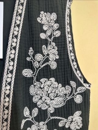 Chaleco Zara bordado verde militar