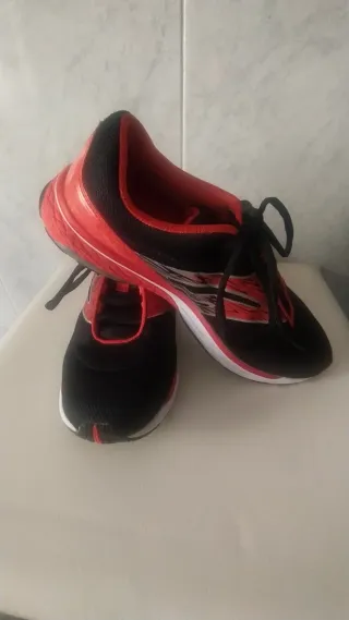 Deportivos negros y rojos talla 36