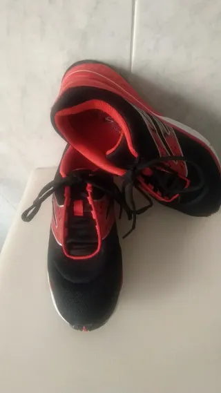 Deportivos negros y rojos talla 36