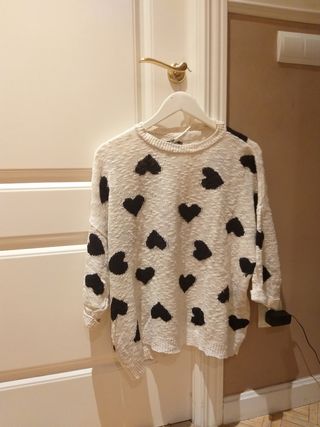 Jersey blanco con corazones negros