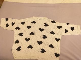 Jersey blanco con corazones negros